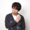 お金を持ってドヤ顔する男