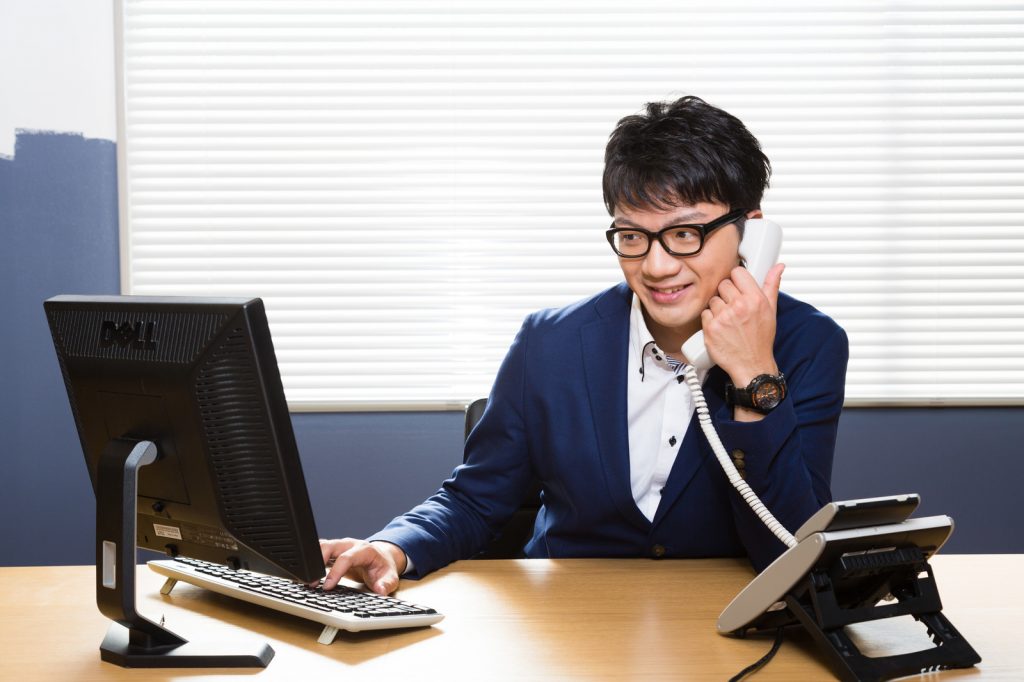 マルチタスクをこなす高収入ビジネスマン